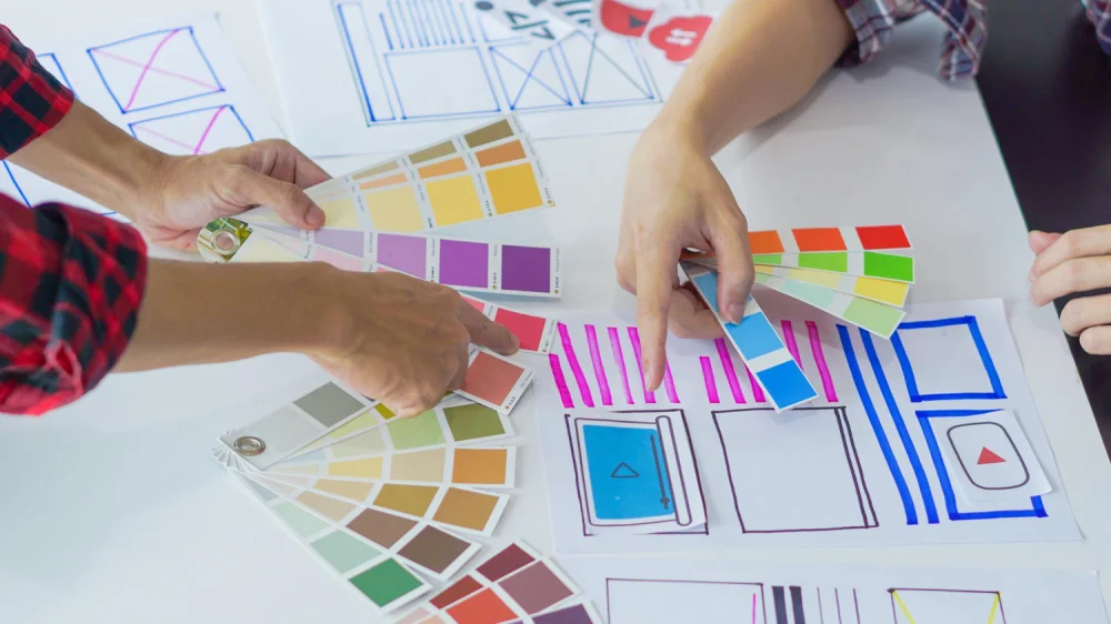 Processo de criação de identidade visual em Belém com paleta de cores e tipografia moderna.