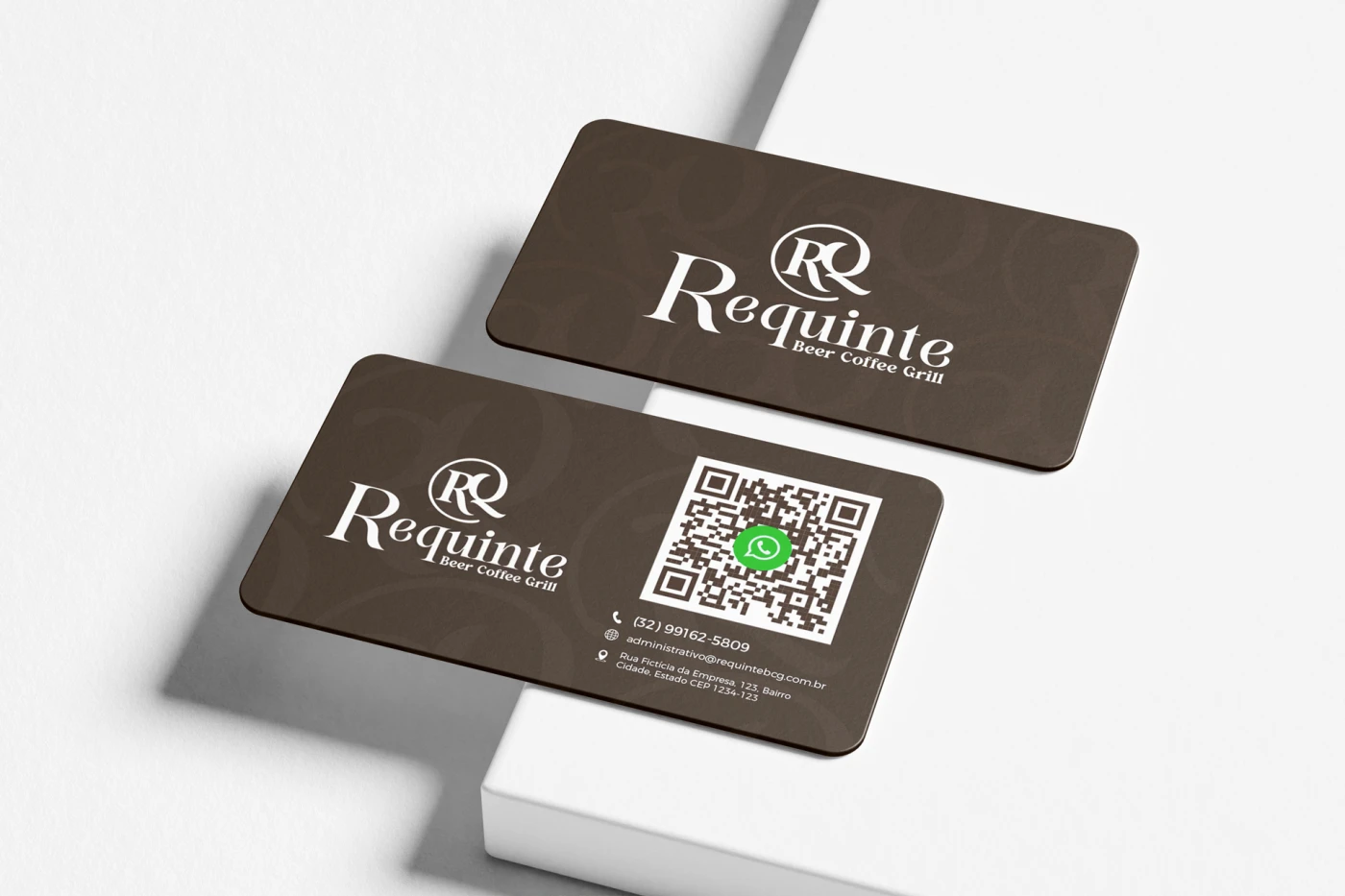 Design de cartão de visitas premium para cafeteria Requinte com tons de marrom, logo branco e QR Code para WhatsApp.