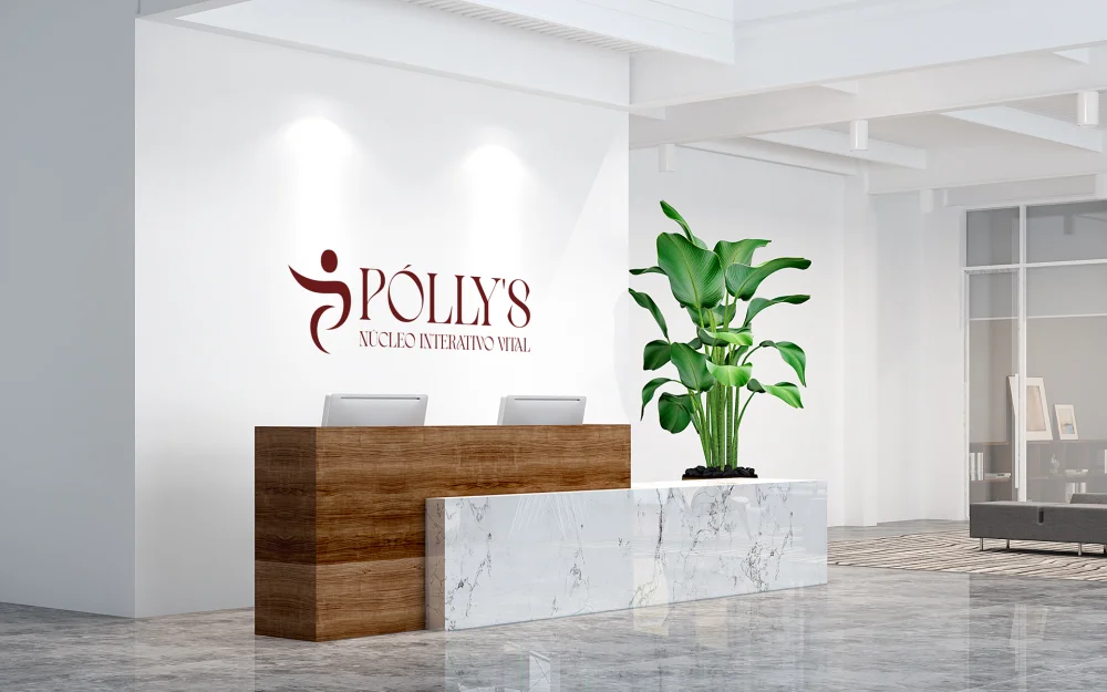 Logomarca bordô da Clínica Pólly's aplicada na parede branca de uma recepção moderna com balcão de madeira e mármore.